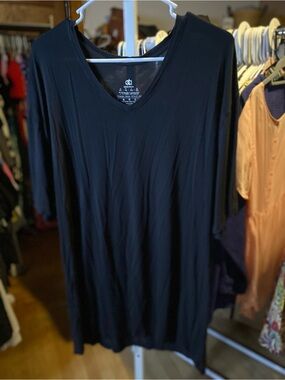 Everyday V-Neck Short Sleeve Tee - Black sooooo comfy